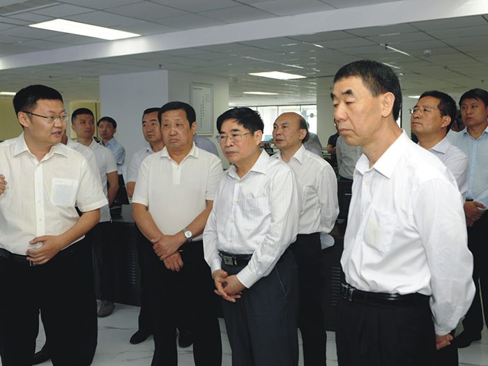 農(nóng)村工作領(lǐng)導(dǎo)小組副組長(zhǎng)袁純清（右二）一行蒞臨萬莊園農(nóng)資交易平臺(tái)考察調(diào)研